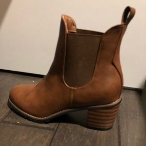 chellysun chunky cleated heel chelsea boots